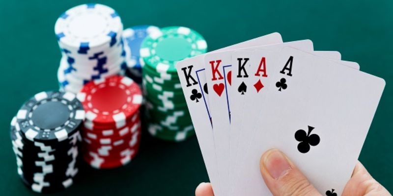 Cách chơi Poker cơ bản sẽ có 4 vòng cược 